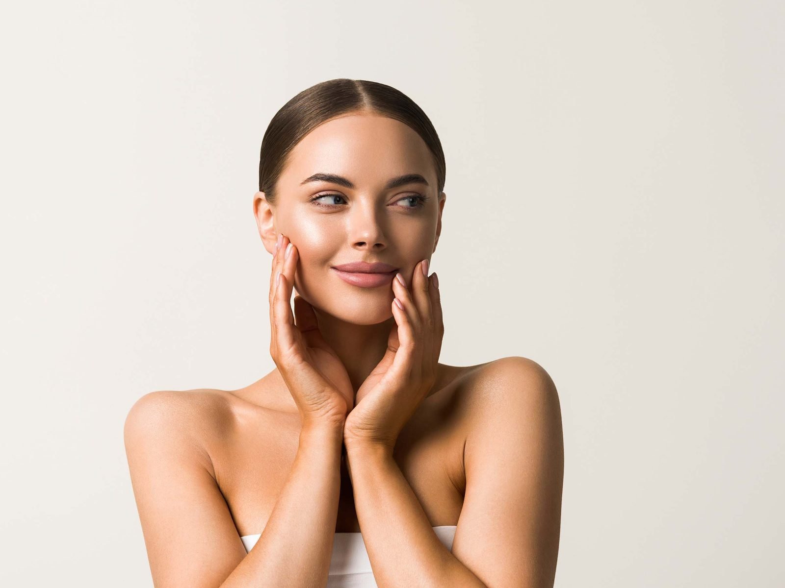feamale-cosmetic-clean-skin-beauty-portrait-GXP4NJC.jpg